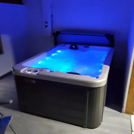 Chalet Luxury With Privacy And Jacuzzi